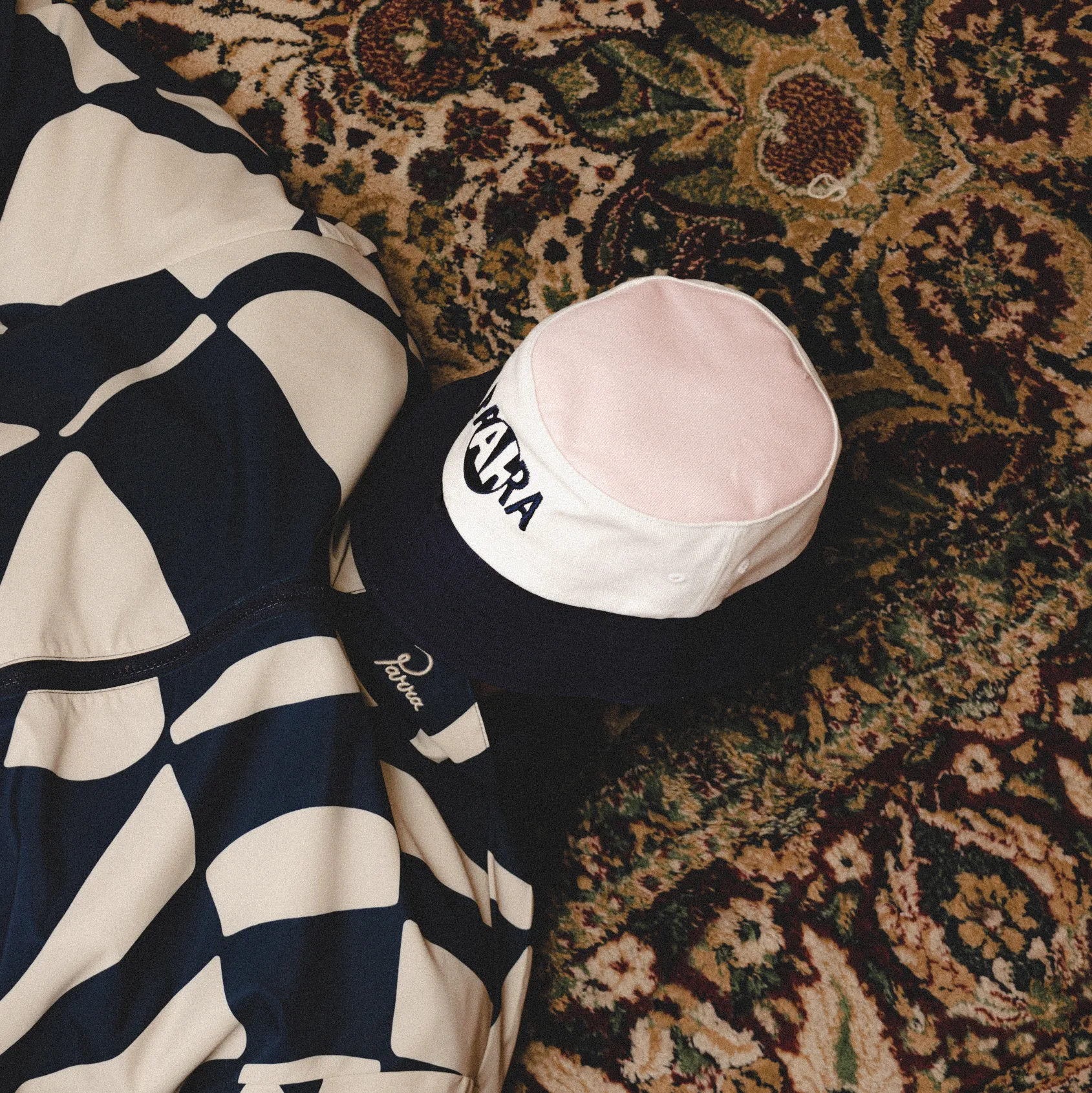 By Parra Looking Glass Logo Bucket Hat Dark Blue